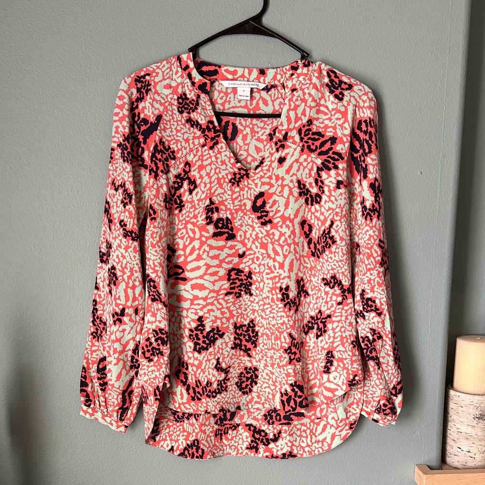Diane von Furstenberg
Silk Floral Print Blouse Maiko print 
Sz 0